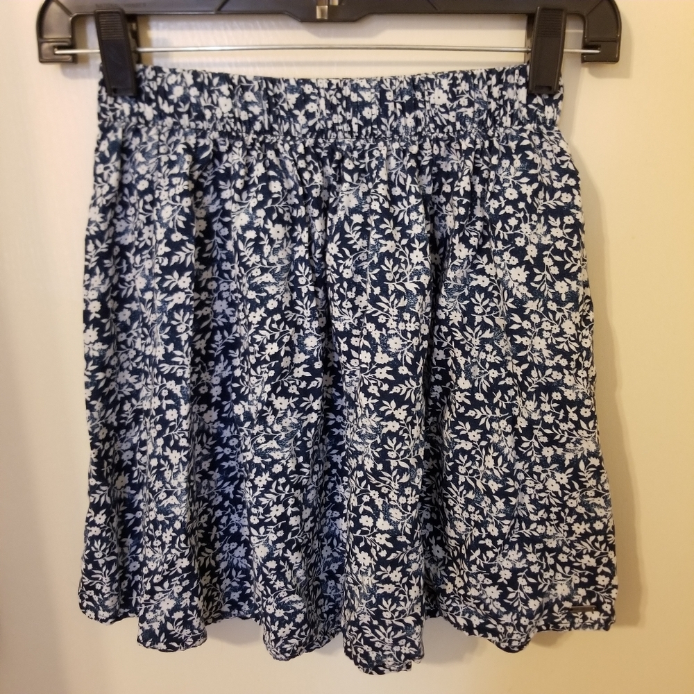 Hollister - Navy Blue/White Floral Mini Skirt - Sm